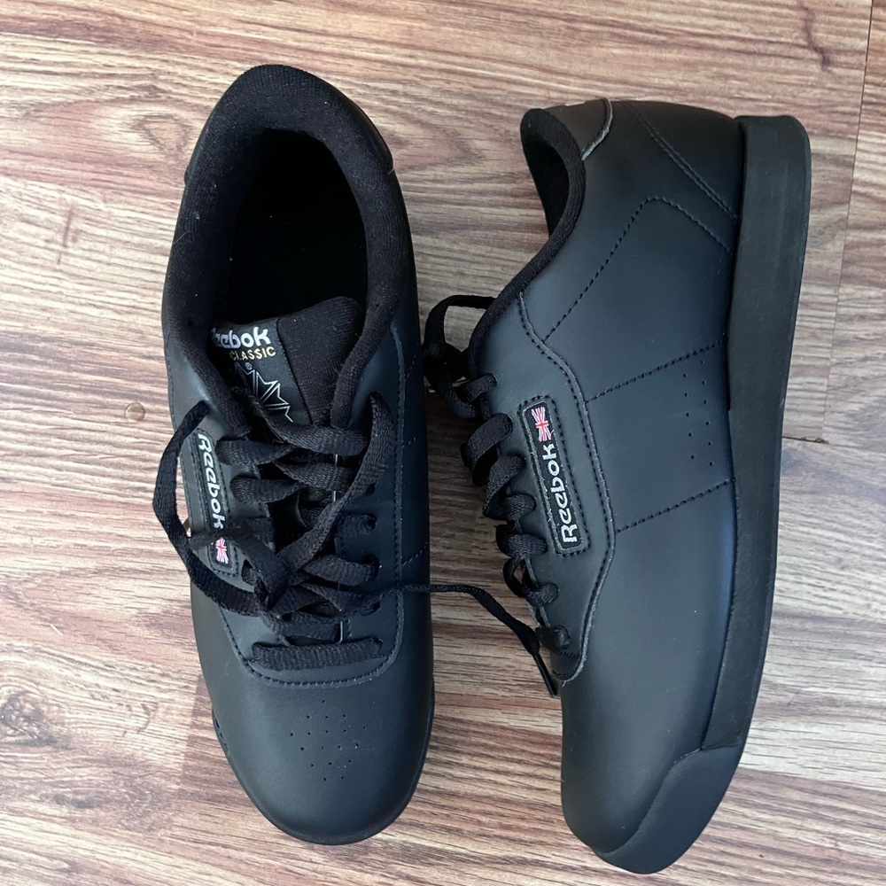 Reebok women’s  Black Low-Top Leather Sneakers